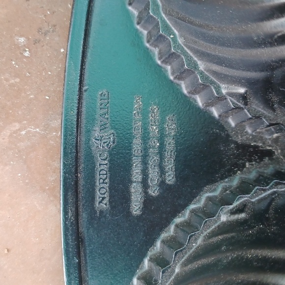 Nordic Ware mini bundt pan - Picture 3 of 3